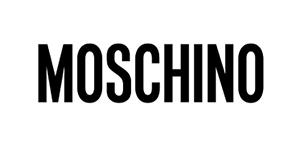 Moschino创立于1983年，产品以设计怪异著称，风格高贵迷人、时尚幽默、俏皮为主线，主要产品有服饰、手袋及香水。Moschino旗下共三个路线，分别为以高单价正式服装为主的Couture、单价较低的副牌Cheap&Chic以及牛仔装Jeans系列。
